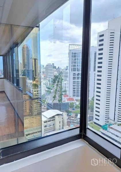 สำนักงาน ให้เช่าในBang Rak, Bangkok - วิวพาโนรามาจากกระจกมุมของสำนักงานชั้นสูง ใกล้ย่านสีลม