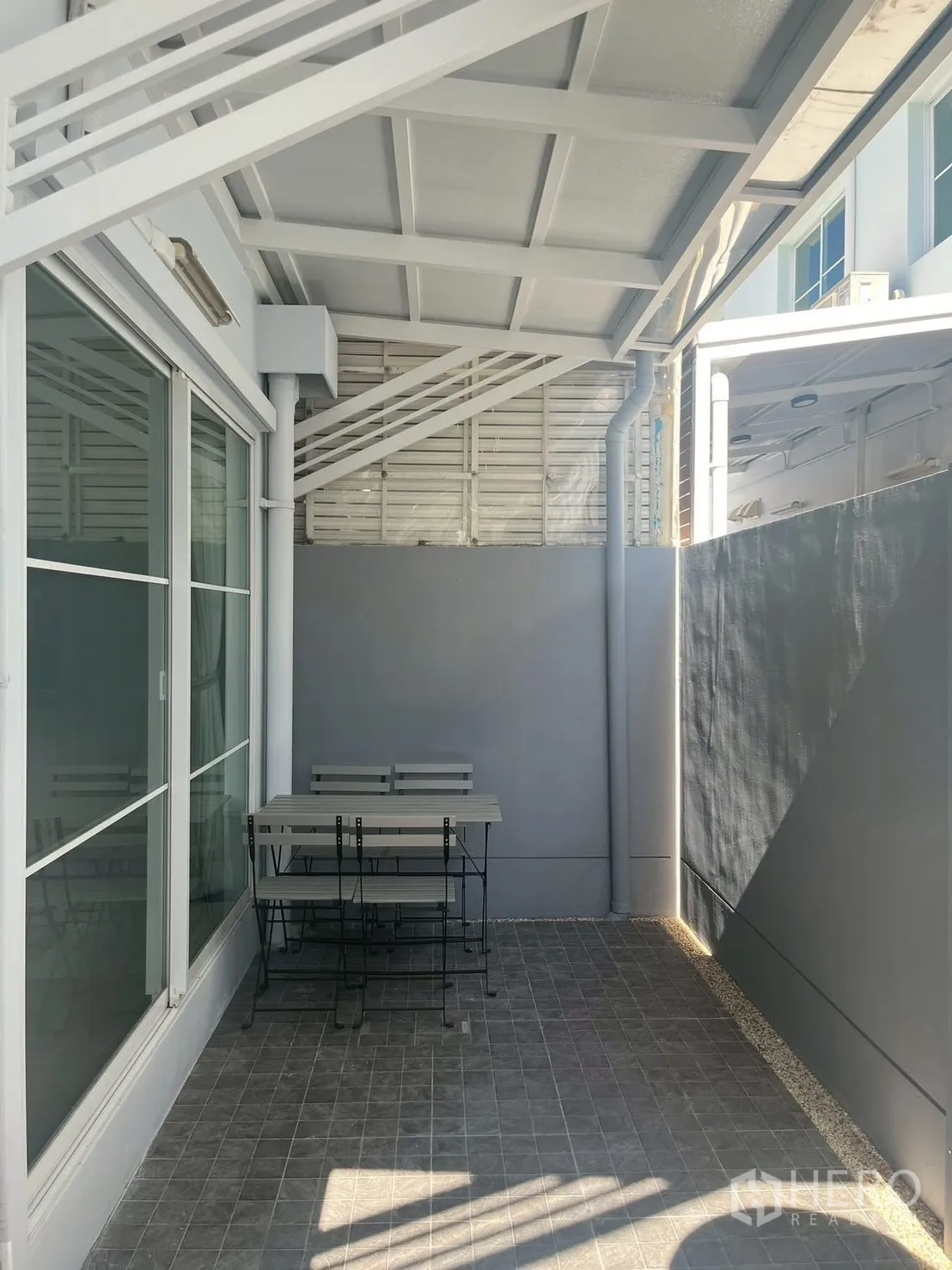 ทาวน์เฮาส์ for rent in Prawet, Bangkok - เฉลียงหลังคาโปร่งด้านหลังปูพื้นกระเบื้องพร้อมชุดโต๊ะเก้าอี้.