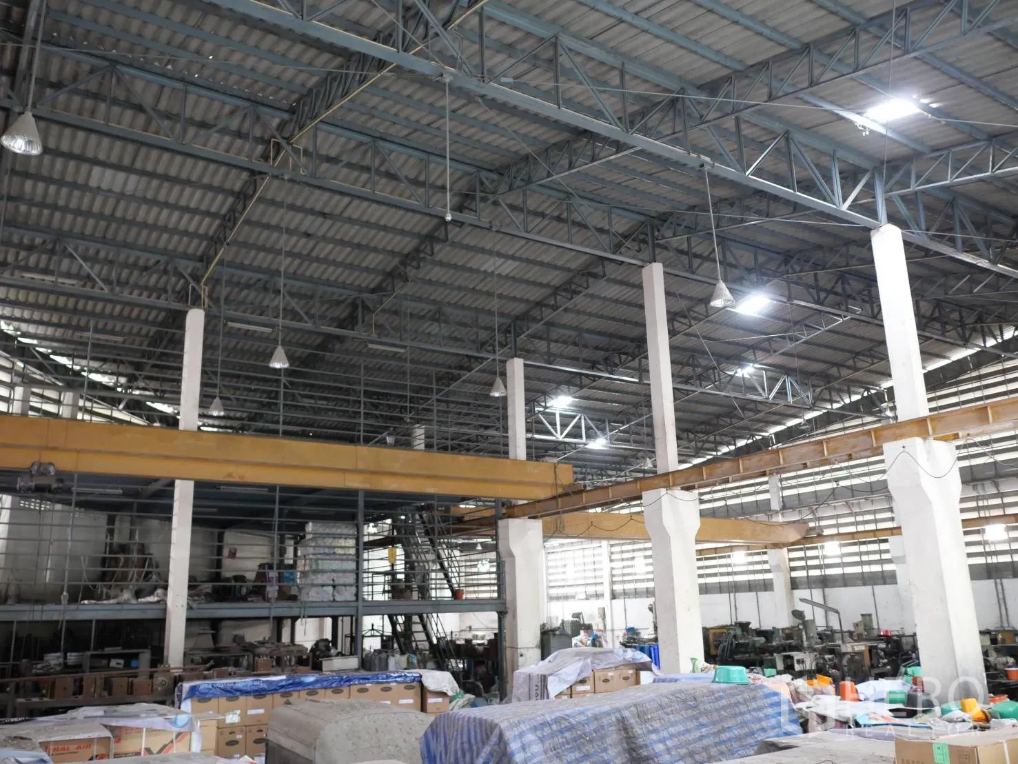 工厂 出租或出售在Bang Khun Thian, Bangkok - 宽阔生产区，设有夹层与多条天车梁。