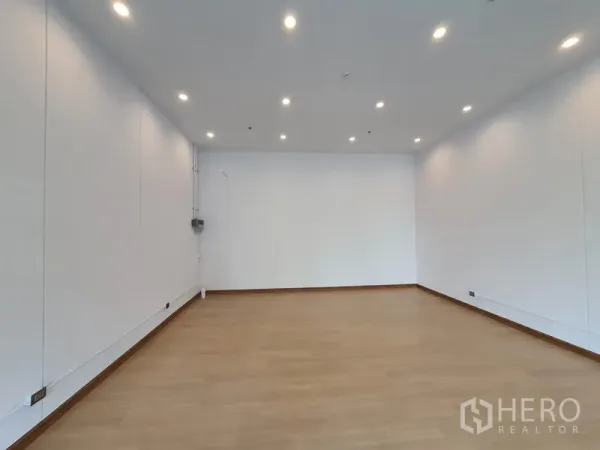 พื้นที่ขายปลีก ให้เช่าในWatthana, Bangkok - พื้นที่ร้านแบบเปิด ผนังสีขาว พื้นสีไม้โทนอ่อน และไฟฝังฝ้า