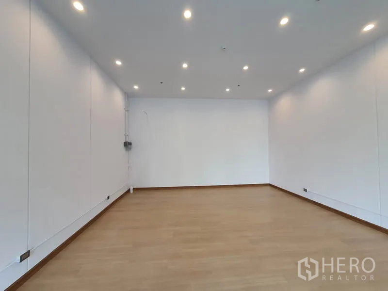 พื้นที่ขายปลีก ให้เช่าในWatthana, Bangkok - พื้นที่ร้านแบบเปิด ผนังสีขาว พื้นสีไม้โทนอ่อน และไฟฝังฝ้า