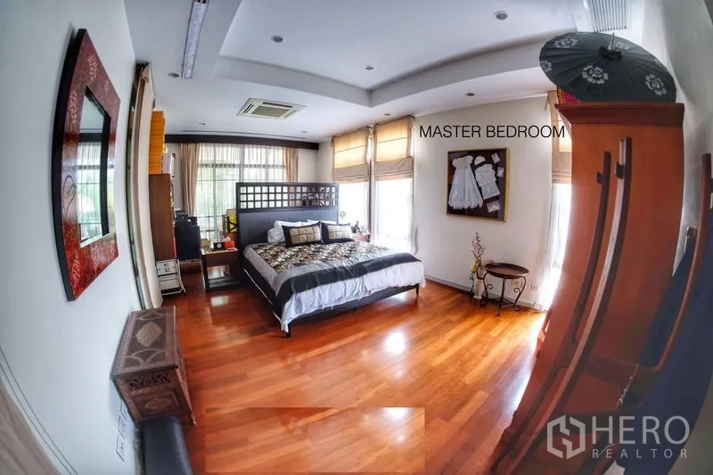 บ้าน ให้เช่าในWatthana, Bangkok - ห้องนอนใหญ่เตียงคิง หน้าต่างมุม และพื้นไม้ขัดเงา