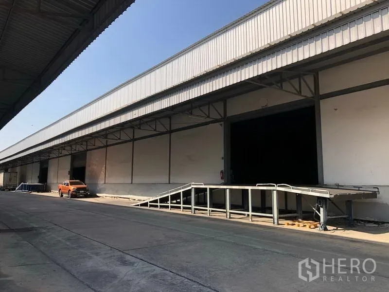 คลังสินค้า ให้เช่าในBang Phli, Samut Prakan - ท่าโหลดสินค้าพร้อมทางลาดและกันสาด เหมาะสำหรับรถบรรทุก