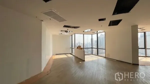 สำนักงาน ให้เช่าหรือขาย - ออฟฟิศมุมสว่างพร้อมหน้าต่างเต็มบานและฝ้าเพดานรอปรับปรุง