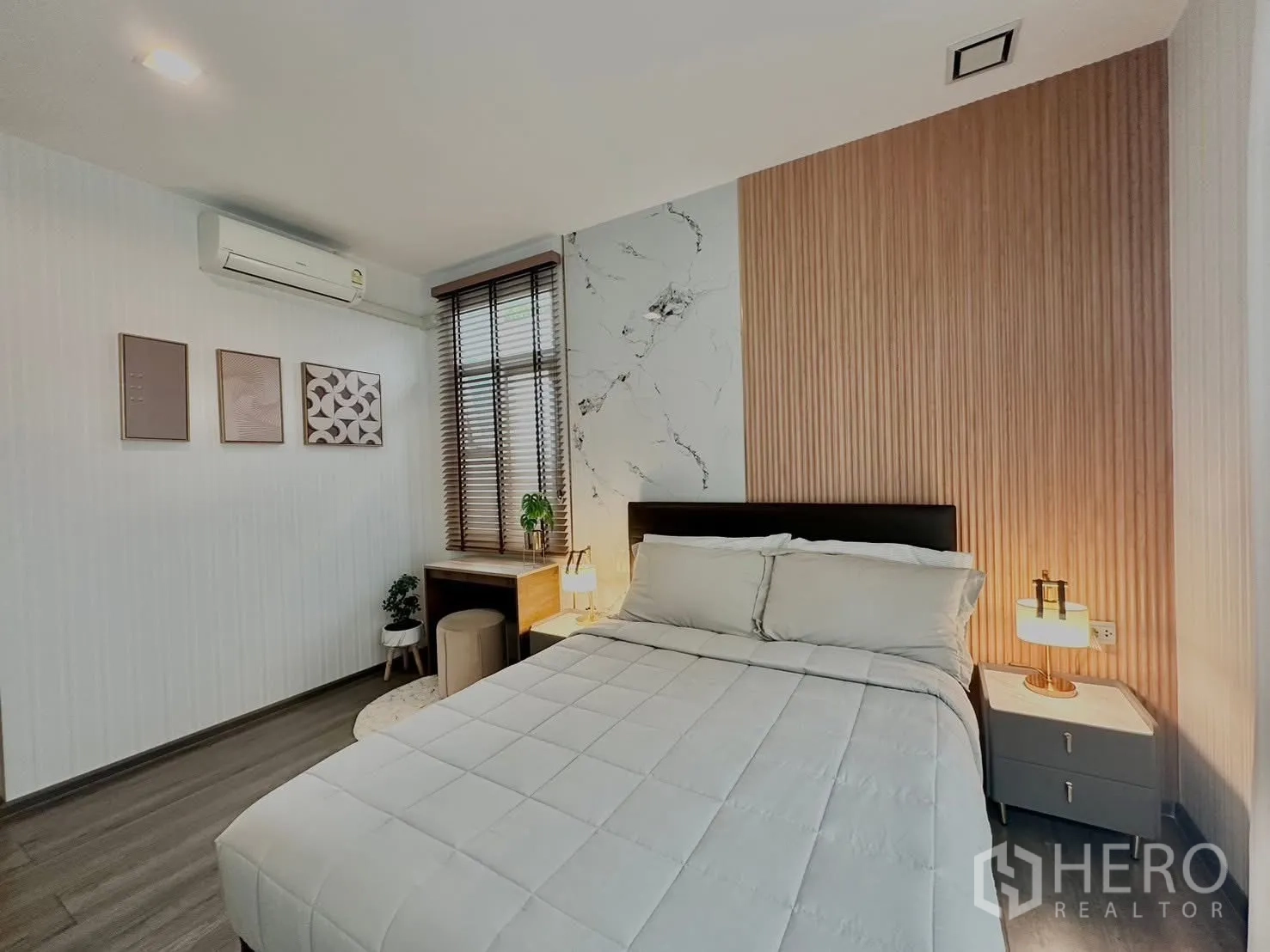 บ้านเดี่ยว for rent in Bang Phli, Samut Prakan - ห้องนอนอบอุ่น ผนังตกแต่ง โต๊ะทำงานริมหน้าต่าง และเตียงควีน.