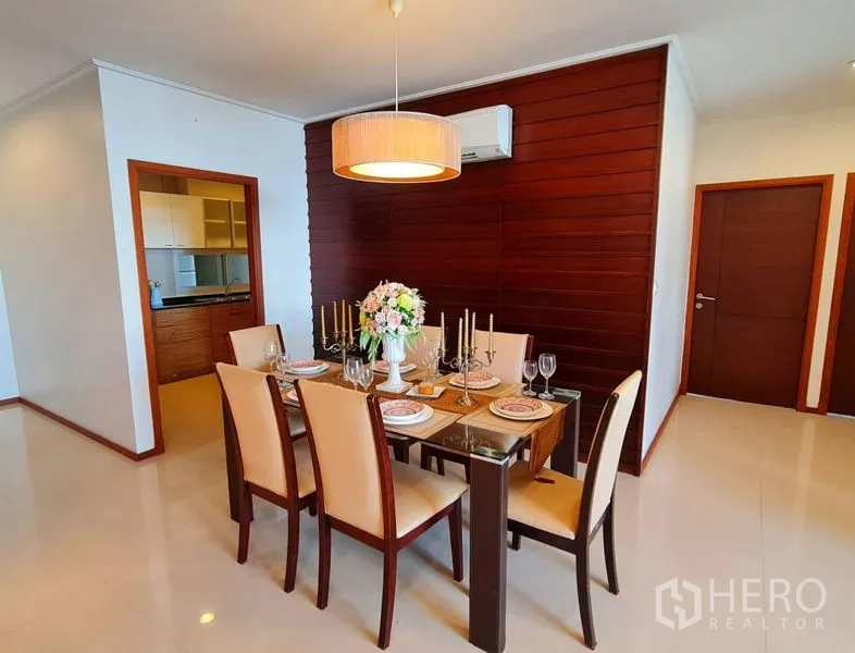 อพาร์ทเมนท์ ให้เช่าในKhlong Toei, Bangkok - ห้องนอนเตียงเดี่ยวคู่กว้าง พื้นไม้ โต๊ะทำงาน และหน้าต่างรอบด้าน