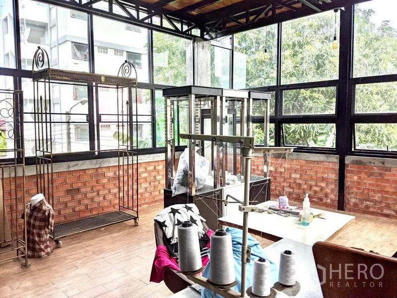 办公空间 出售在Lat Phrao, Bangkok - 工业风工作间，红砖墙与全景窗，可眺望绿树