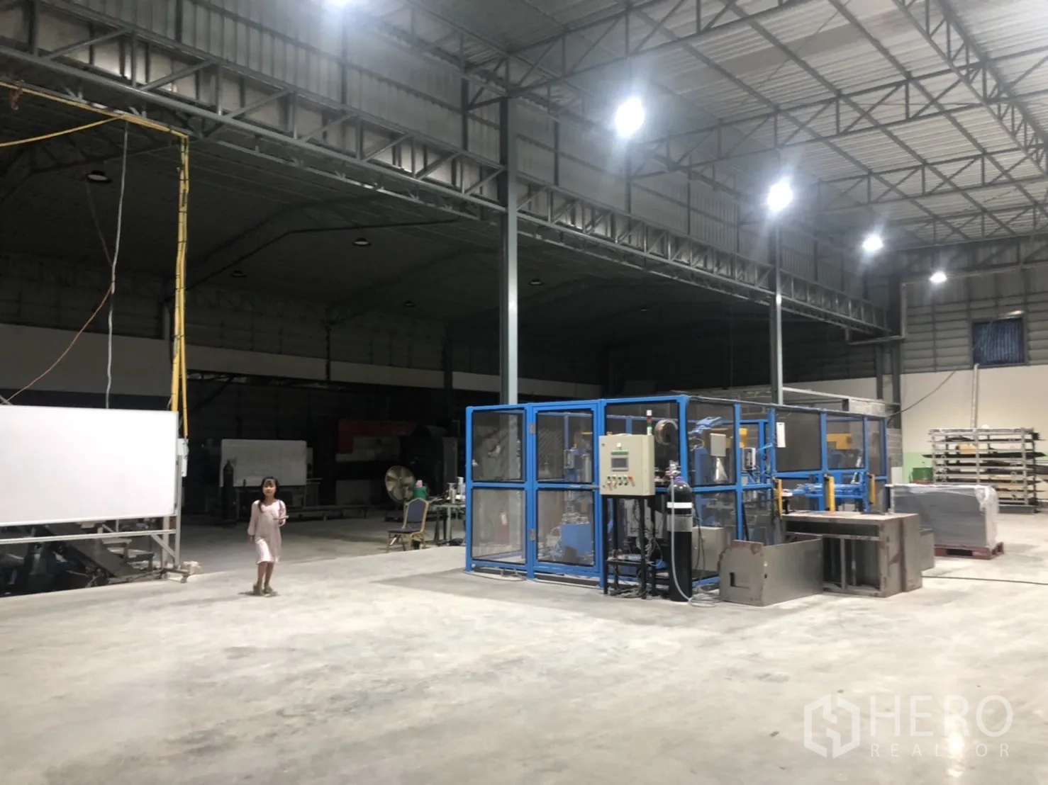 货栈 出售在Lam Luk Ka, Pathum Thani - 开阔生产区，钢结构屋架与抛光混凝土地面，适合设备布置。