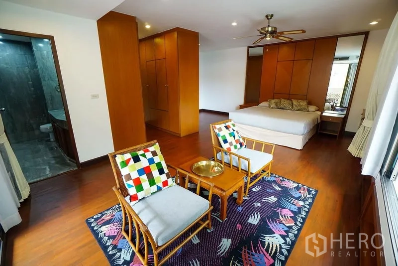 อพาร์ทเมนท์ ให้เช่าในWatthana, Bangkok - สวีทหลักพร้อมตู้เสื้อผ้าแบบวอล์กอิน มุมนั่งพัก และประตูเชื่อมเข้าห้องน้ำในตัว.