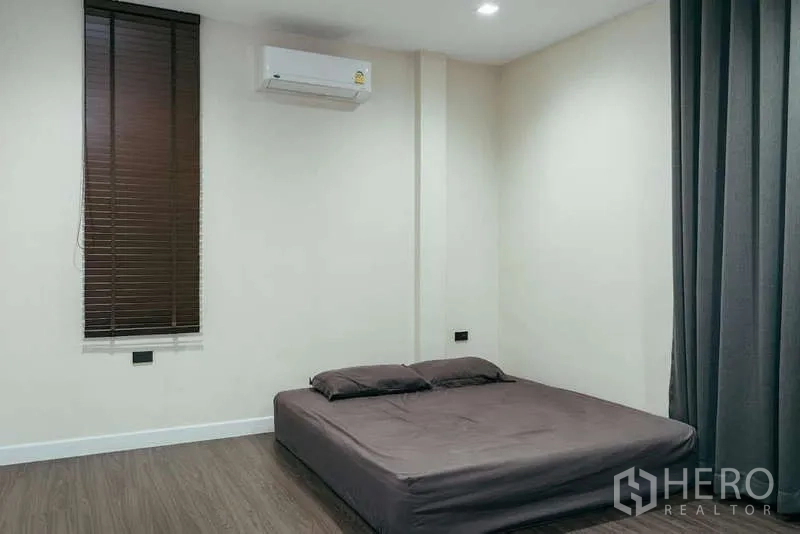 บ้าน ขายในSai Mai, Bangkok - ห้องนอนเรียบง่าย เตียงแพลตฟอร์ม เครื่องปรับอากาศ และผ้าม่านทึบ