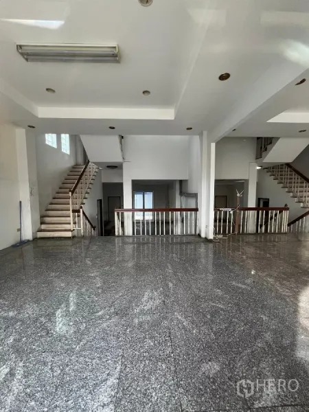 อาคารพาณิชย์ ให้เช่าในWatthana, Bangkok - พื้นที่ค้าขายชั้นล่างโล่ง ปูพื้นหินเงา มีบันไดคู่เชื่อมสู่ชั้นบน