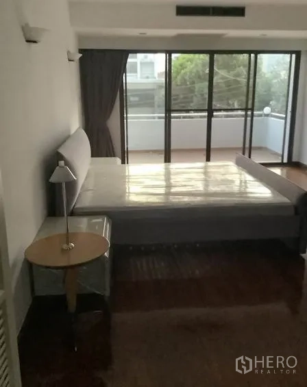 ทาวน์เฮาส์ ให้เช่าในKhlong Toei, Bangkok - ห้องนอนเปิดสู่ระเบียง ประตูกระจกเต็มสูงและวิวต้นไม้ด้านนอก