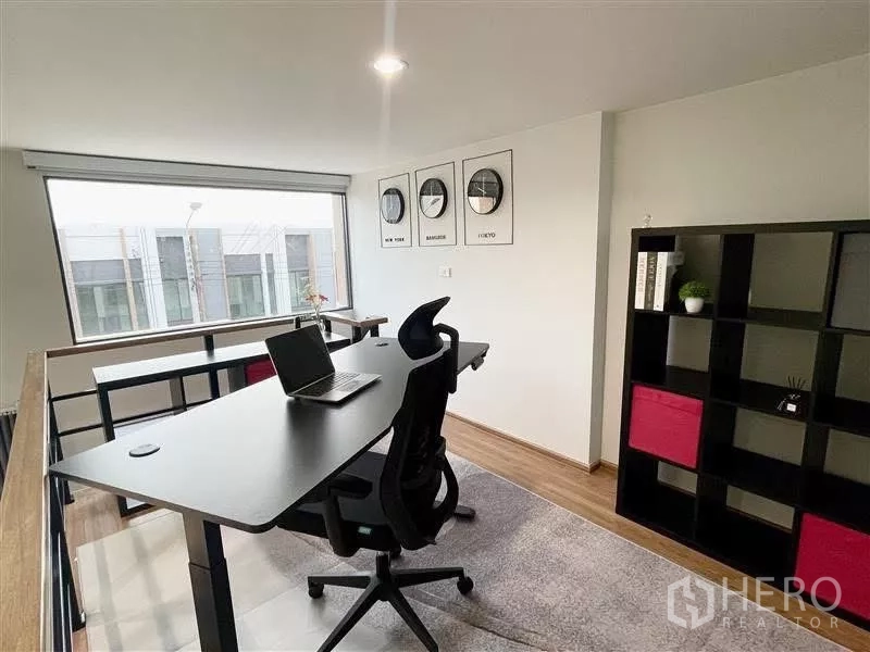 ทาวน์เฮาส์ ให้เช่าในSamut Prakan - ชั้นลอยทำงานสว่าง มีหน้าต่างกว้างและชั้นวางแบบช่อง