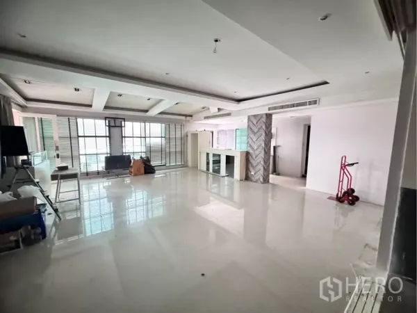 零售空间 出租在Watthana, Bangkok - 开放式室内空间，亮面瓷砖地面与梁式天花，大窗采光充足。