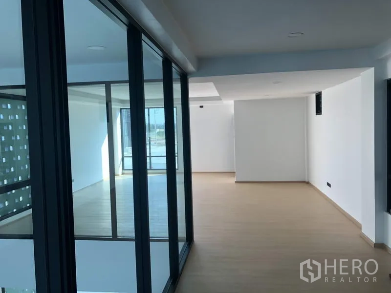 โรงงาน ขายในPathum Thani - โถงสำนักงานชั้นบน กั้นกระจก พื้นลายไม้ มองเห็นวิวภายนอก