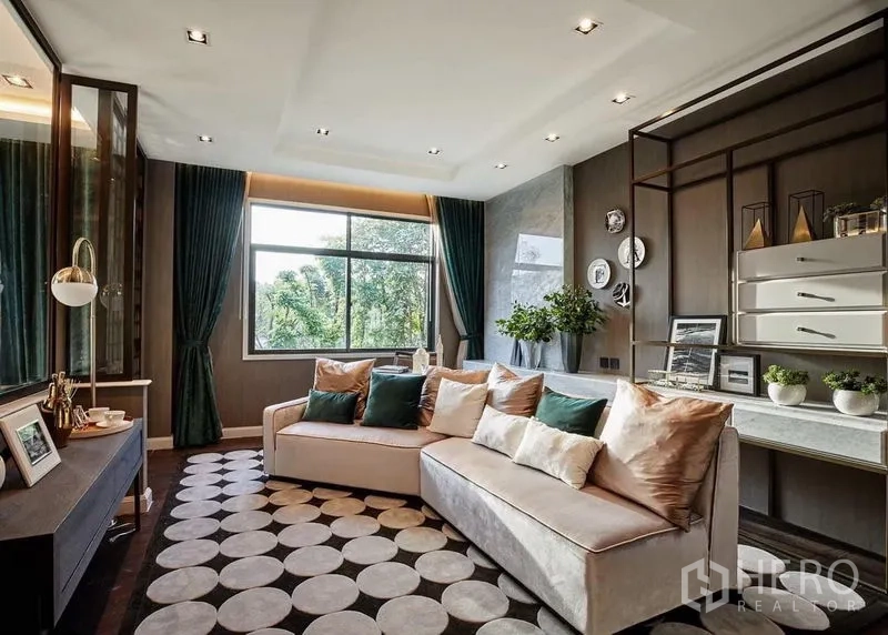 独立式住宅 出售 - 家庭起居室，沙发、书桌与观景窗