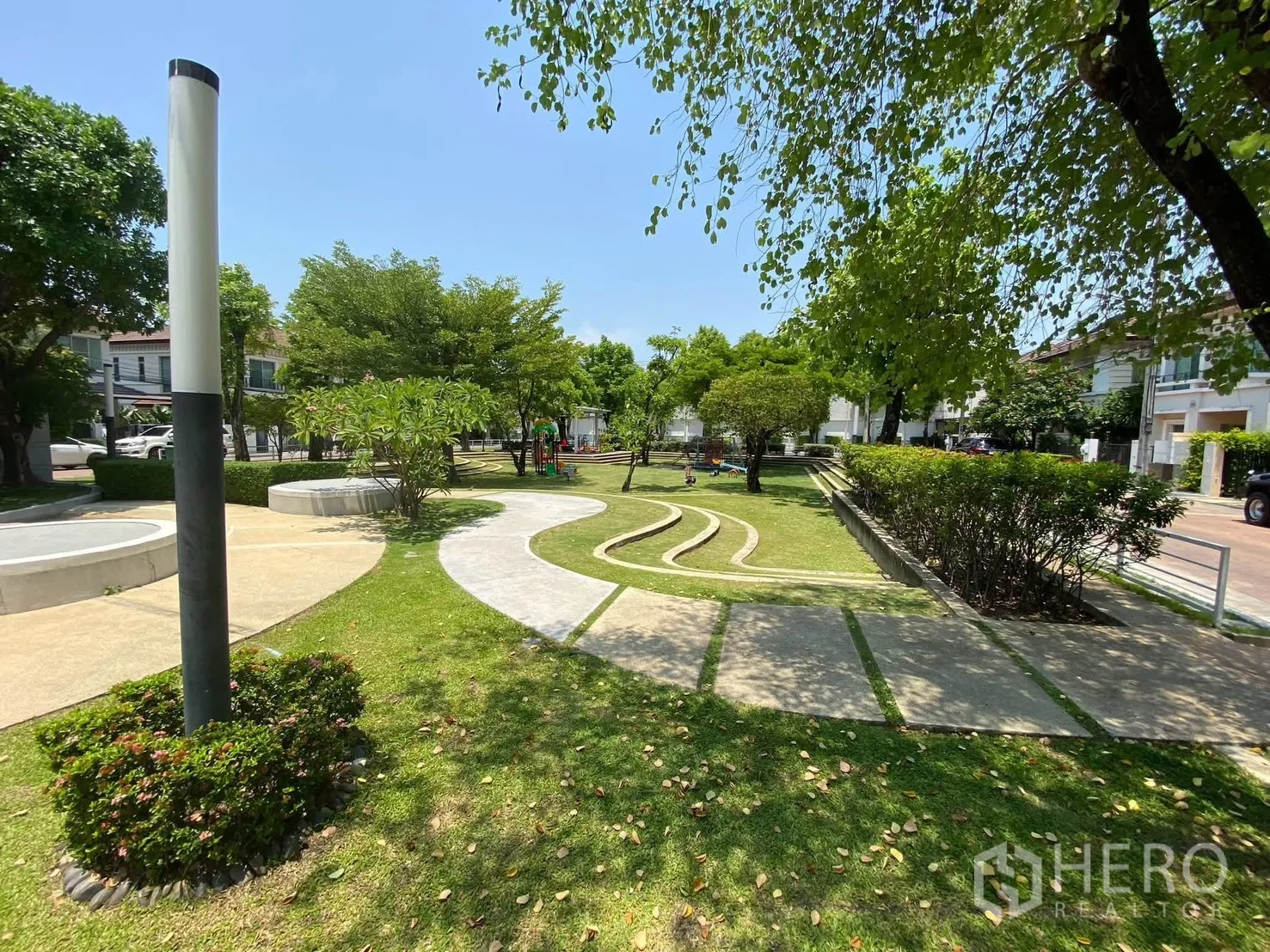 Detached House for rent in Mueang Samut Prakan, Samut Prakan - Leafy neighborhood park with curved walkways and shaded seating areas.