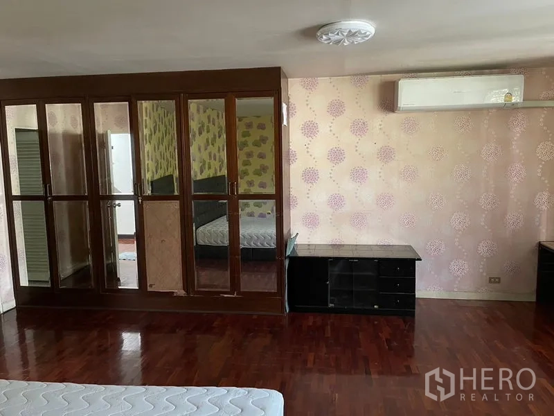 สำนักงานที่บ้าน ให้เช่าในWatthana, Bangkok - ห้องนอนกว้าง ตู้เสื้อผ้าบานกระจก แอร์ และพื้นปาร์เกต์