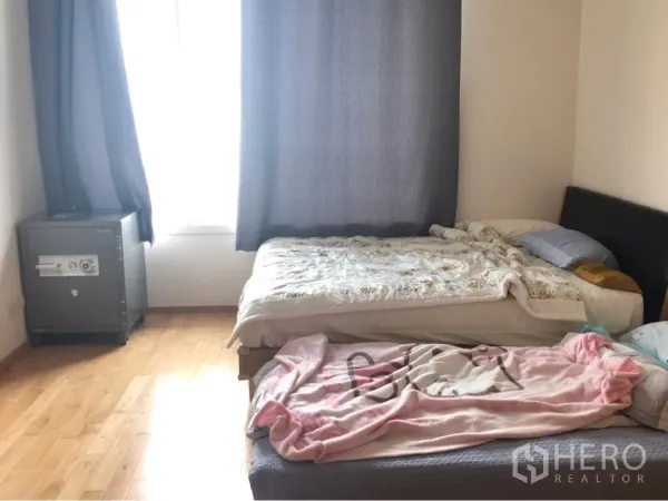 公寓 出租或出售在Sathon, Bangkok - 卧室铺木地板，配双人床与加床，遮光窗帘和保险柜。