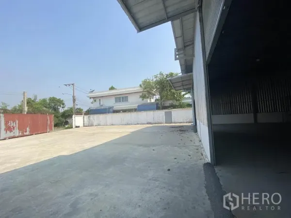 货栈 出租在Prawet, Bangkok - 装卸区侧视图，宽阔硬化车道、围墙与出入口大门清晰可见。