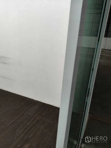 คลังสินค้า ให้เช่าในBang Kapi, Bangkok - ห้องสำนักงานกั้นกระจกขนาดเล็กเปิดสู่พื้นที่โกดัง