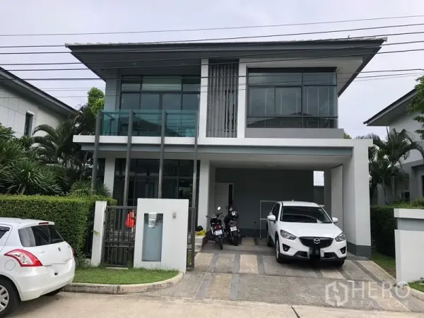 Detached House for rent in Bang Kapi, Bangkok - Modern two-storey detached house exterior with covered parking in a secure Bang Kapi compound.
