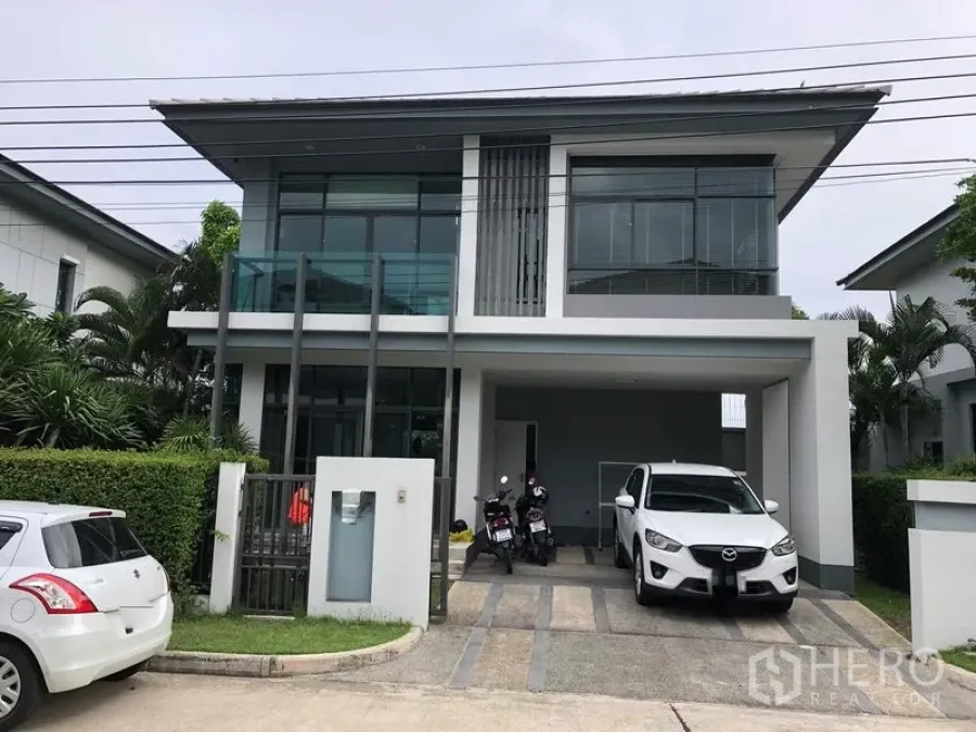 Detached House for rent in Bang Kapi, Bangkok - Modern two-storey detached house exterior with covered parking in a secure Bang Kapi compound.