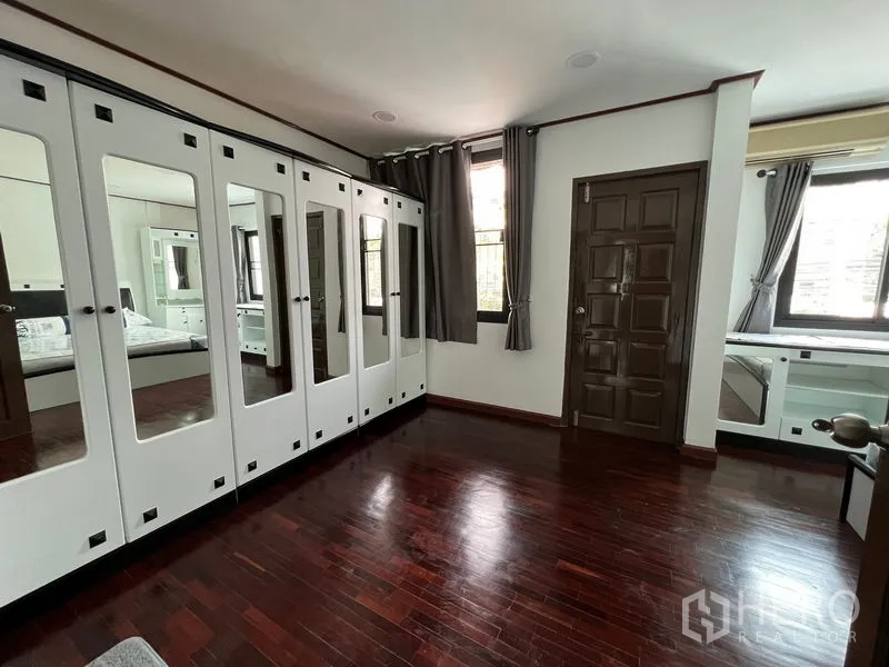 ทาวน์เฮาส์ ให้เช่าในDin Daeng, Bangkok - ห้องแต่งตัวพร้อมตู้เสื้อผ้าบานกระจกแบบเต็มความสูงและพื้นไม้