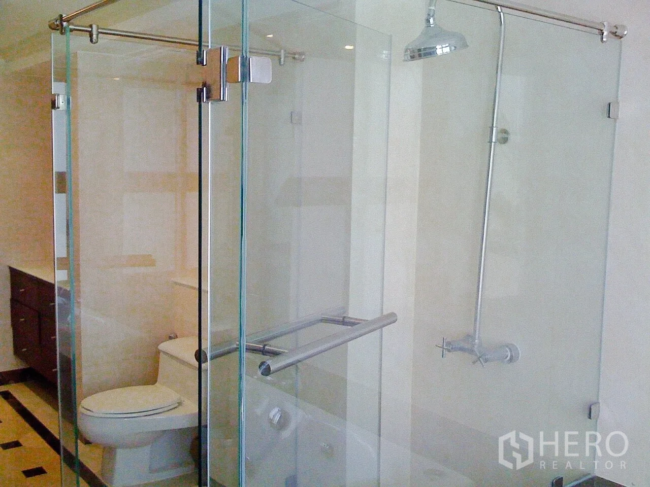 ทาวน์เฮาส์ ให้เช่าในKhlong Toei, Bangkok - ห้องน้ำร่วมสมัยพร้อมตู้กระจกอาบน้ำ ฝักบัวเรนชาวเวอร์ และโถสุขภัณฑ์