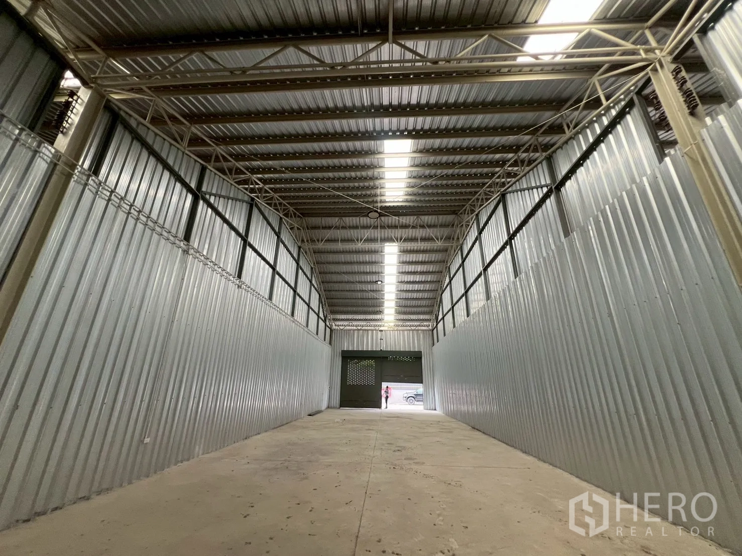 คลังสินค้า ให้เช่าในMin Buri, Bangkok - มองจากด้านท้ายไปยังประตูม้วน เห็นโถงยาวและช่องแสงหลังคา