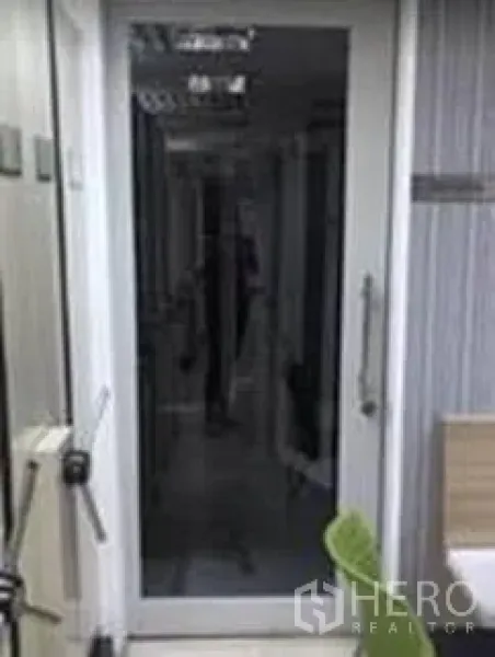 สำนักงาน ให้เช่าในKhlong Toei, Bangkok - ประตูกระจกทางเข้าเชื่อมสู่โถงภายในออฟฟิศ