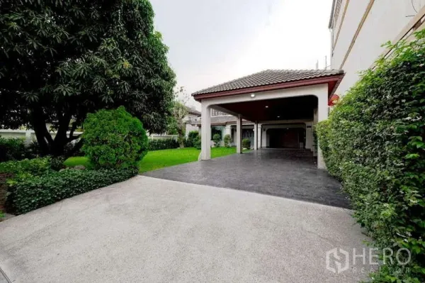 บ้าน ให้เช่าหรือขายในPhra Khanong, Bangkok - ทางเข้าและที่จอดรถในร่มข้างสวนของบ้านพระโขนง