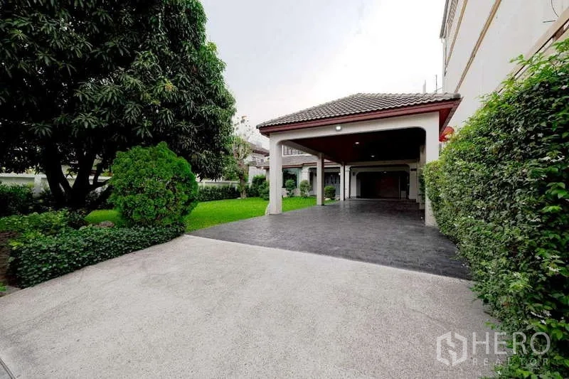 บ้าน ให้เช่าหรือขายในPhra Khanong, Bangkok - ทางเข้าและที่จอดรถในร่มข้างสวนของบ้านพระโขนง