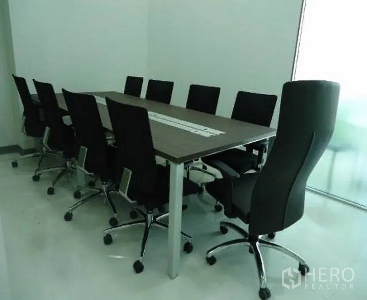 工厂 出租或出售在Wang Noi, Phra Nakhon Si Ayutthaya - 玻璃隔断的会议室，内有长会议桌和座椅。