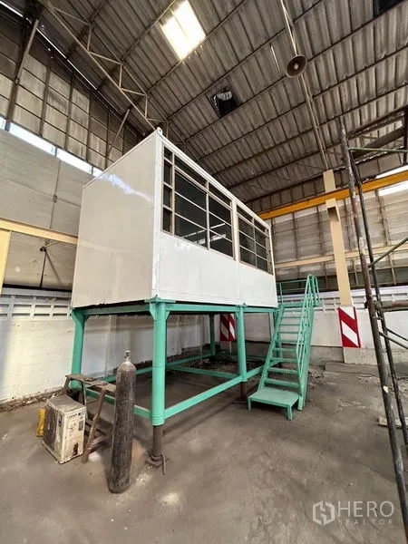 คลังสินค้า ให้เช่าในMueang Samut Prakan, Samut Prakan - ห้องควบคุมยกพื้นบนโครงเหล็กพร้อมบันได ภายในโกดัง