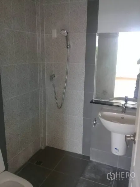 สำนักงานที่บ้าน ให้เช่าในBang Na, Bangkok - ห้องน้ำสมัยใหม่พร้อมฝักบัว อ่างล้างหน้า และกระจกในโทนกระเบื้องเทา