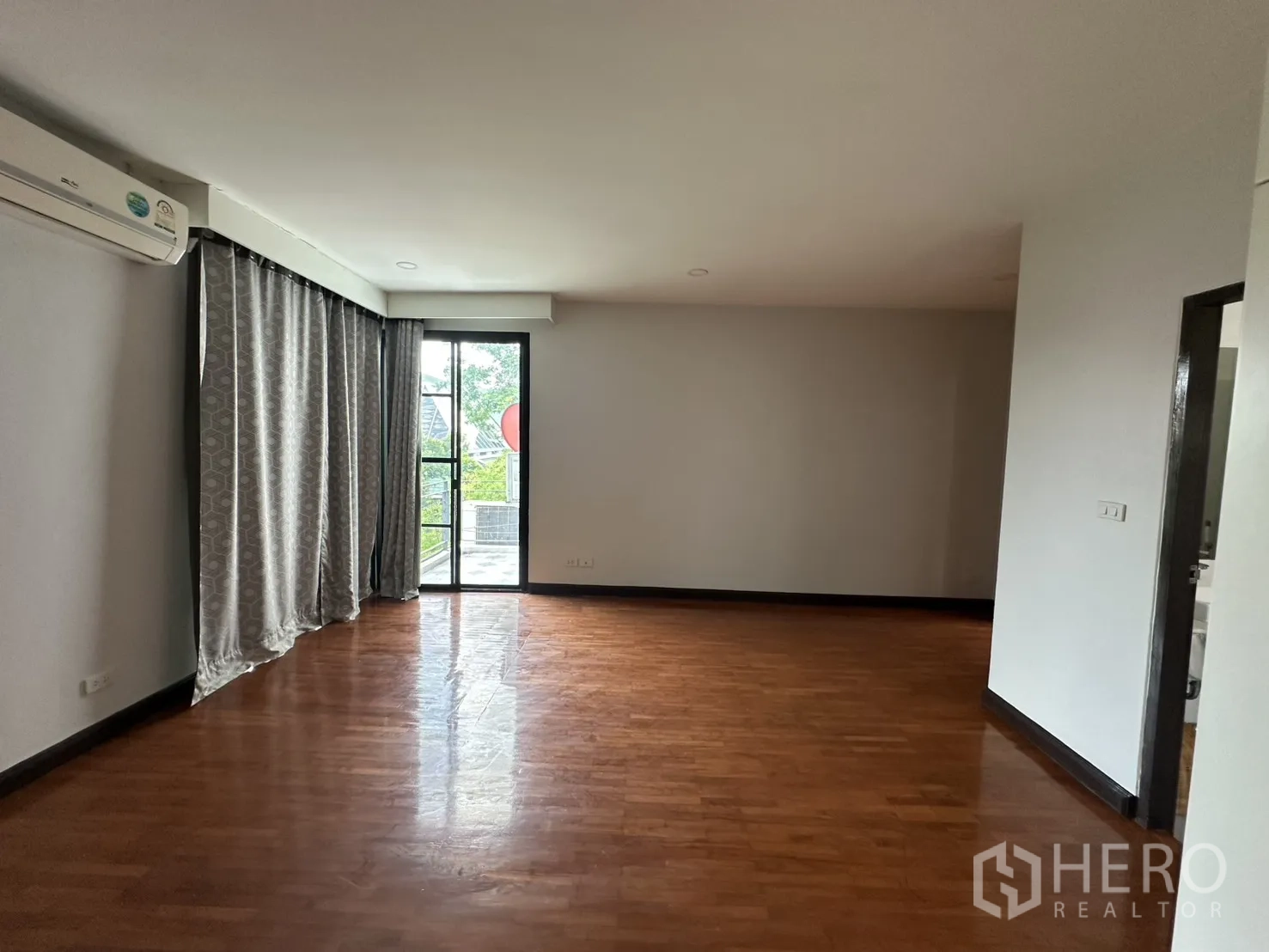 独栋房屋 for rent in Watthana, Bangkok - 卧室带窗帘、阳台门与木地板