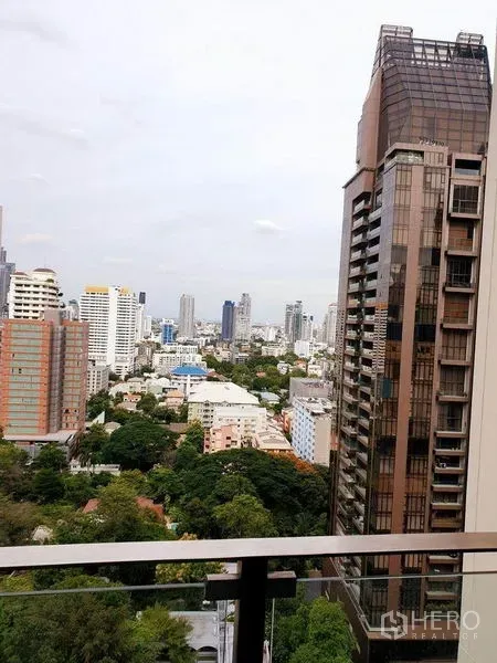 คอนโด ให้เช่าหรือขายในWatthana, Bangkok - วิวระเบียงชั้นสูง เห็นสกายไลน์ย่านสุขุมวิทและพื้นที่สีเขียวในเขตวัฒนา กรุงเทพฯ