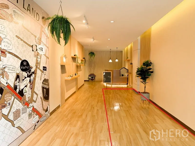 พื้นที่ขายปลีก ให้เช่าในKhlong Toei, Bangkok - ภายในร้านมีผนังลวดลายกราฟิก เคาน์เตอร์บริการ ไฟส่องราง และต้นไม้แขวน