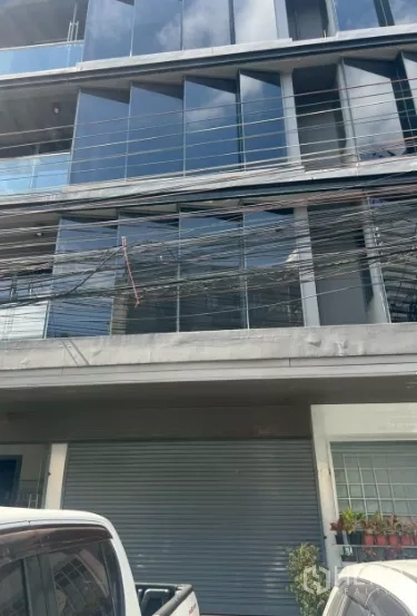 พื้นที่ขายปลีก ให้เช่าในKhlong Toei, Bangkok - อาคารภายนอกสมัยใหม่ กระจกสะท้อนแสง ราวระเบียง ประตูม้วนชั้นล่าง และรถจอดริมถนน