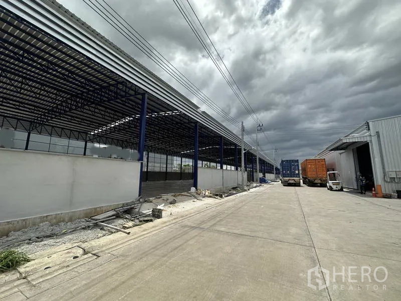 คลังสินค้า ให้เช่าในLat Krabang, Bangkok - โรงเรือนโหลดสินค้ามีหลังคาตรงข้ามโกดัง พร้อมลานคอนกรีตกว้างและระบบระบายน้ำ