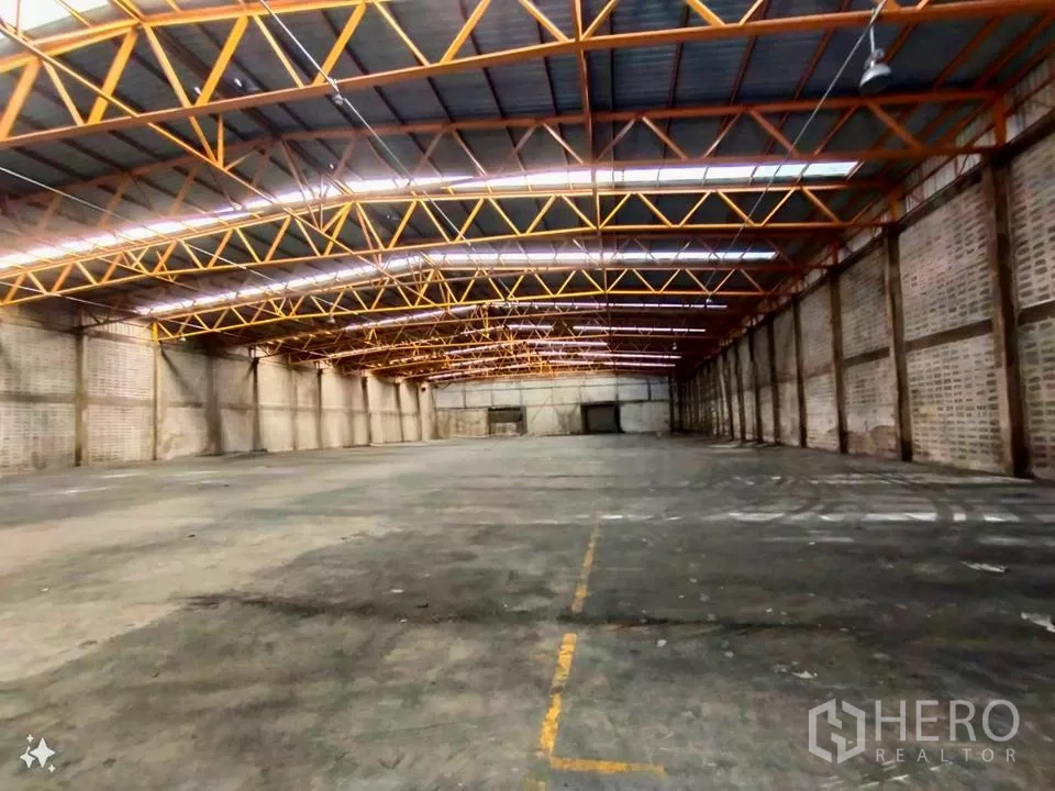 工厂 出租在Samut Prakan - 工厂内部空间宽敞，9–11米钢桁架屋顶，标线清晰的混凝土地面。