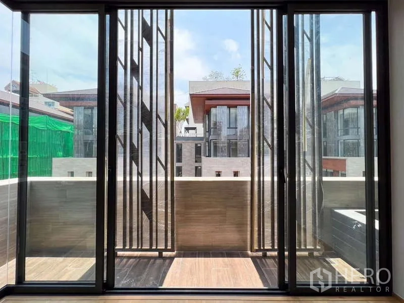 บ้าน ขายในYan Nawa, Bangkok - วิวระเบียงเล็กผ่านประตูกระจก มองไปยังบ้านสมัยใหม่รอบข้าง