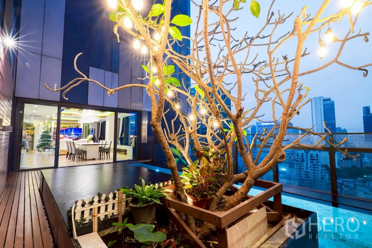 คอนโด for sale in Sathon, Bangkok - สวนเทอเรสต้นลีลาวดีประดับไฟข้างสระส่วนตัว