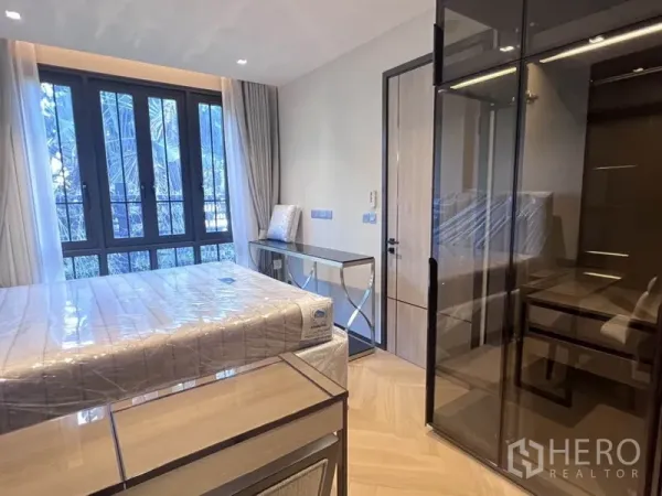 คอนโด ให้เช่าในKhlong Toei, Bangkok - ห้องนอนสว่าง มีหน้าต่างบานใหญ่ ตู้เสื้อผ้าบานกระจก และโต๊ะทำงานข้างประตู