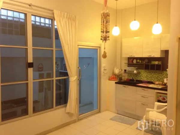 ทาวน์เฮาส์ ให้เช่าในWang Thonglang, Bangkok - แพนทรีครัวกะทัดรัด ไฟห้อย ตู้ลายไม้ และประตูกระจกบานเลื่อน