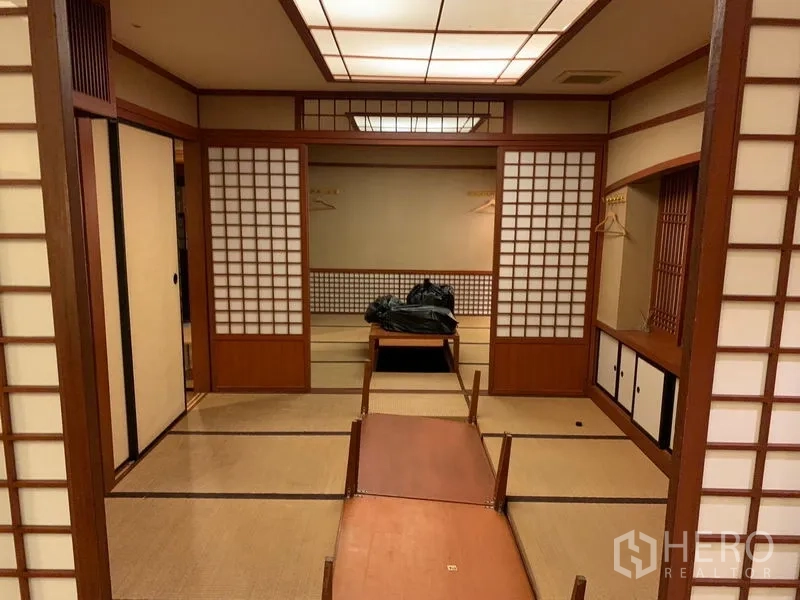 零售空间 出租在Bang Rak, Bangkok - 日式包厢，带榻榻米地面与障子推拉门。