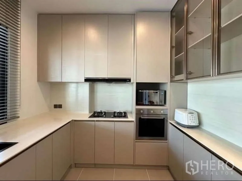 บ้าน ให้เช่าในLat Krabang, Bangkok - ครัวบิลท์อินสมัยใหม่ เคาน์เตอร์รูปตัวแอล เตาแก๊ส และเตาอบ