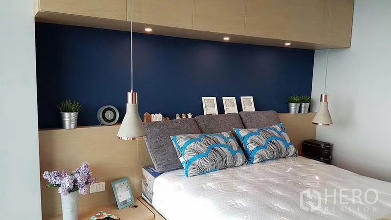 คอนโด ให้เช่าในKhlong San, Bangkok - ห้องนอนสไตล์โมเดิร์น ผนังสีกรมท่า ตู้บิลต์อินและโคมแขวนข้างเตียง