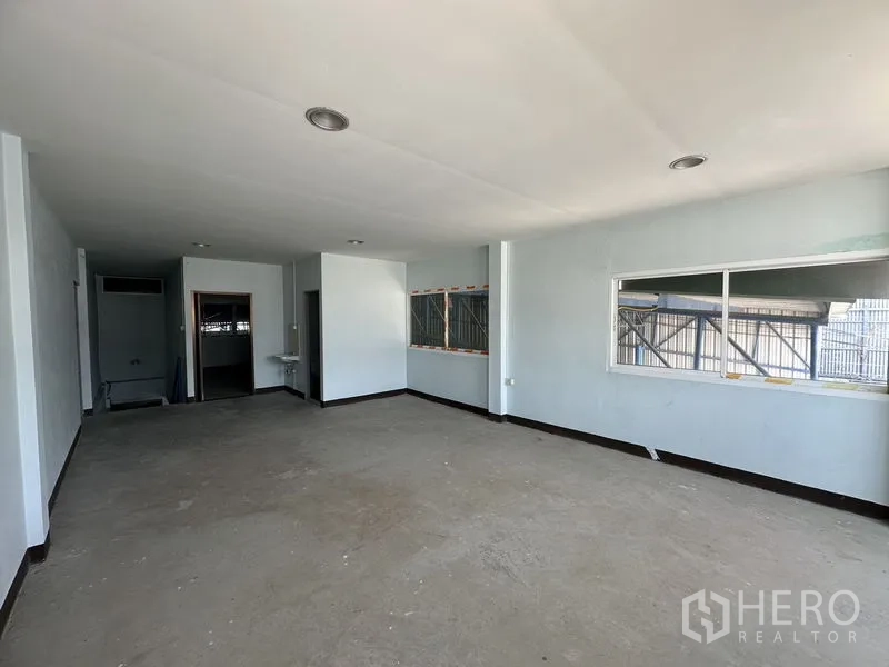 คลังสินค้า ให้เช่าในBueng Kum, Bangkok - ห้องออฟฟิศชั้นบน หน้าต่างบานใหญ่ ประตูหลายจุด พื้นยังไม่ปู